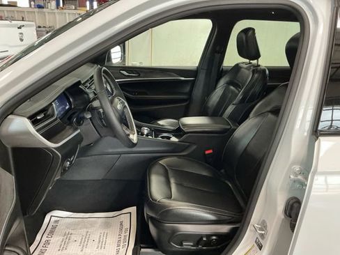 Used 2024 Jeep Grand Cherokee L Limited w/ Black Appearance Package AWD/4WD image 9