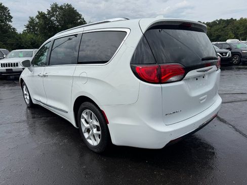Used 2018 Chrysler Pacifica Touring-L w/ Tire & Wheel Group FWD image 3