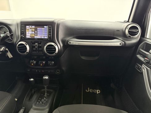 Used 2018 Jeep Wrangler Unlimited Rubicon w/ Connectivity Group AWD/4WD image 29