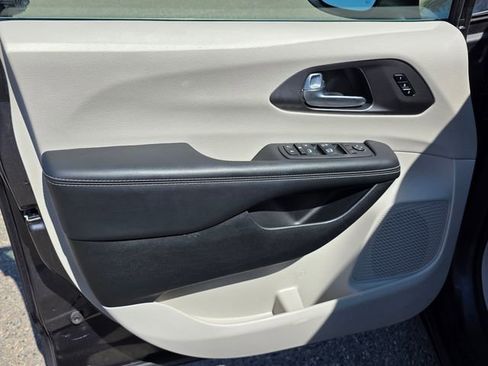 Used 2023 Chrysler Pacifica Touring-L FWD image 23
