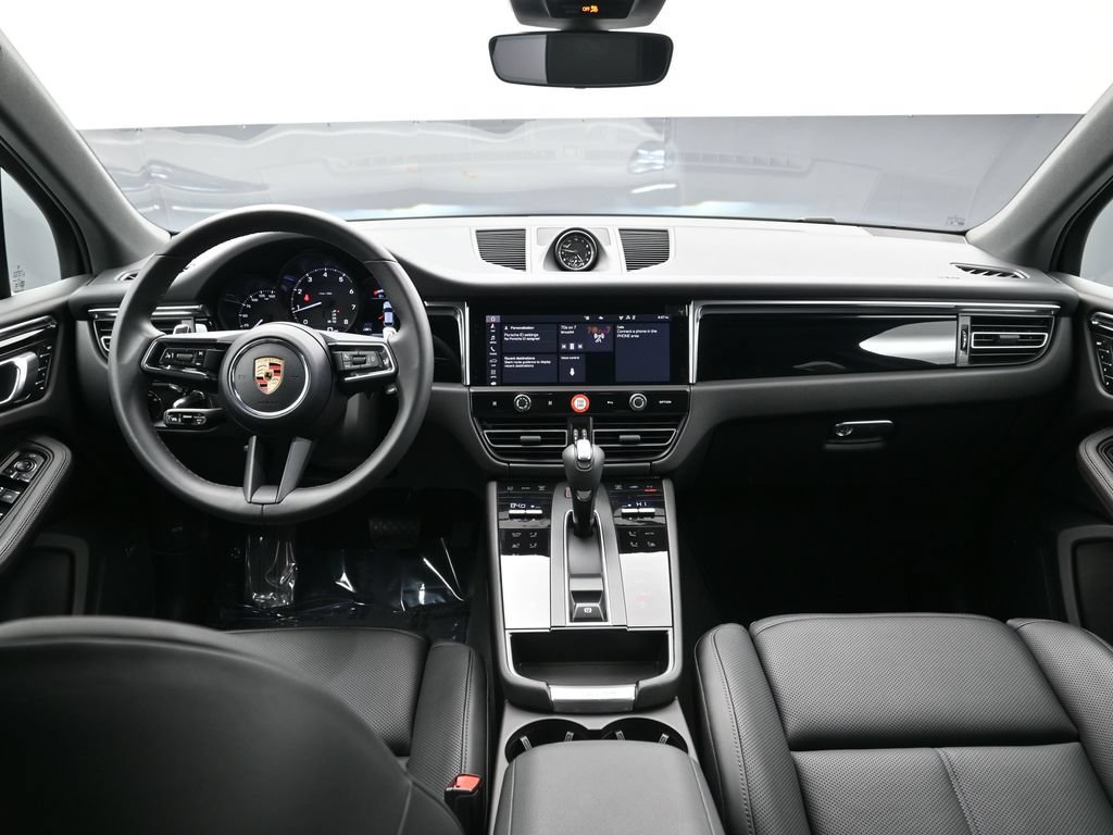 Certified 2025 Porsche Macan AWD/4WD image 19