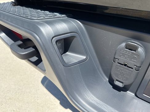 Used 2024 Jeep Gladiator Sport AWD/4WD image 25