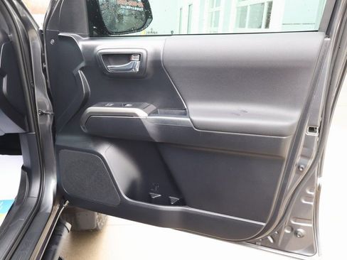 Used 2019 Toyota Tacoma TRD Sport w/ Technology Package image 35