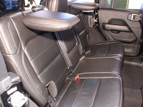 Used 2018 Jeep Wrangler Unlimited Sahara w/ Uconnect 4C Nav & Sound Group image 8