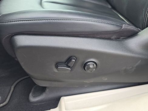 Used 2024 Chrysler Pacifica Touring-L image 23