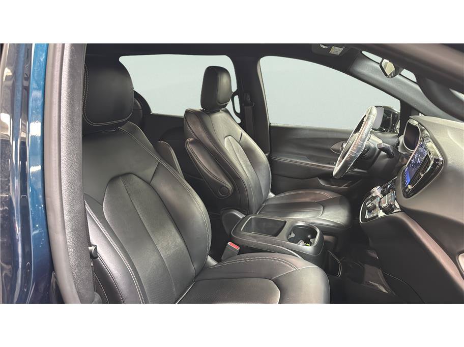 Used 2025 Chrysler Pacifica Select FWD image 28