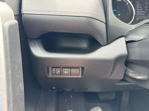Used 2021 Toyota RAV4 LE AWD/4WD image 18