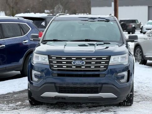 Used 2017 Ford Explorer XLT image 29