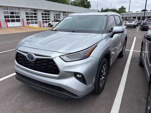 Used 2023 Toyota Highlander XLE AWD/4WD image 2