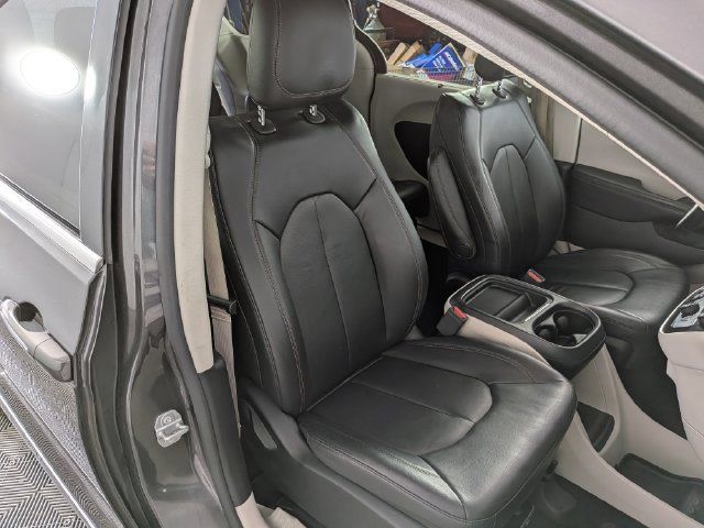 Used 2017 Chrysler Pacifica Touring-L FWD image 31