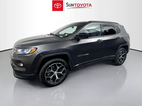 Used 2024 Jeep Compass Latitude AWD/4WD image 9