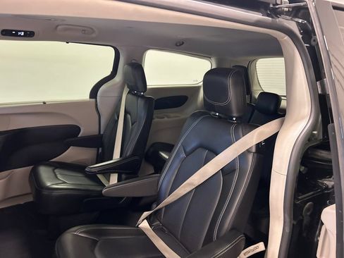 Used 2023 Chrysler Pacifica Touring-L FWD image 29