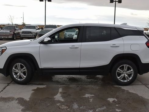 Used 2024 GMC Terrain SLE image 11