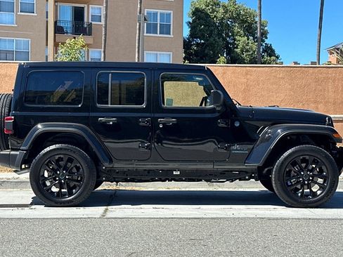 Used 2025 Jeep Wrangler Unlimited Sahara w/ Safety Group AWD/4WD image 3