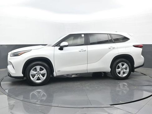 Used 2023 Toyota Highlander LE AWD/4WD image 2