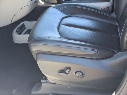 Used 2023 Chrysler Pacifica Touring-L image 19