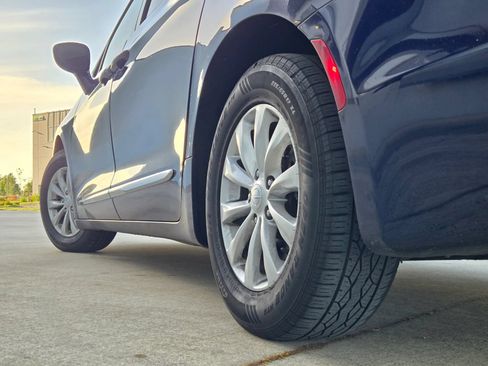 Used 2019 Chrysler Pacifica Touring-L FWD image 45