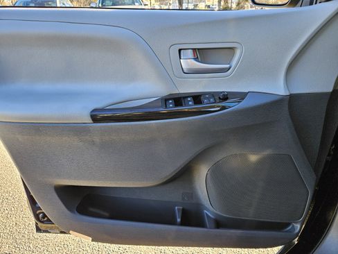 Used 2019 Toyota Sienna XLE Premium image 30