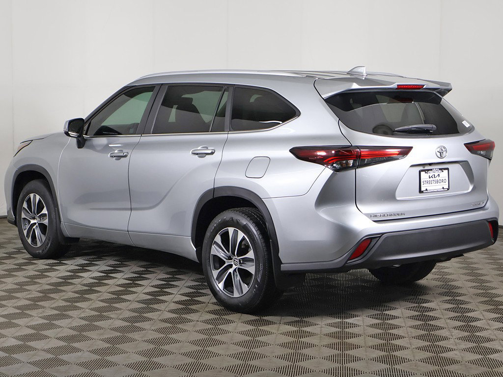 Used 2024 Toyota Highlander XLE AWD/4WD image 10