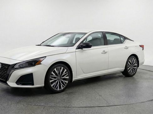 Used 2025 Nissan Altima 2.5 SV FWD image 3
