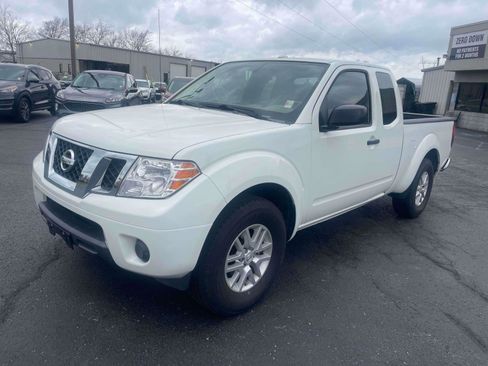 Used 2017 Nissan Frontier SV image 2