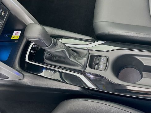 Used 2022 Toyota Corolla Cross XLE image 16