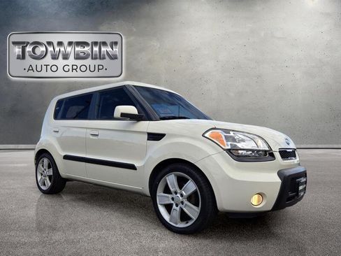 Used 2010 Kia Soul ! FWD image 2