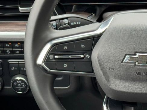 Used 2025 Chevrolet Suburban Z71 image 25