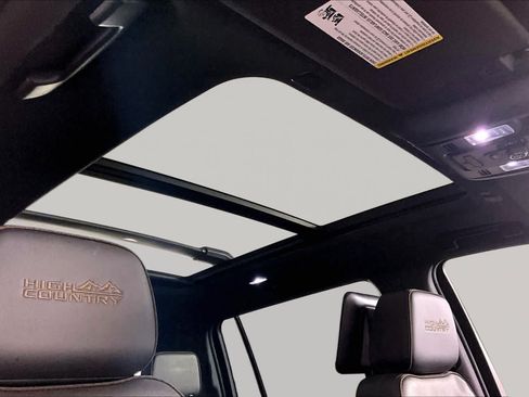 Used 2023 Chevrolet Suburban High Country RWD image 13