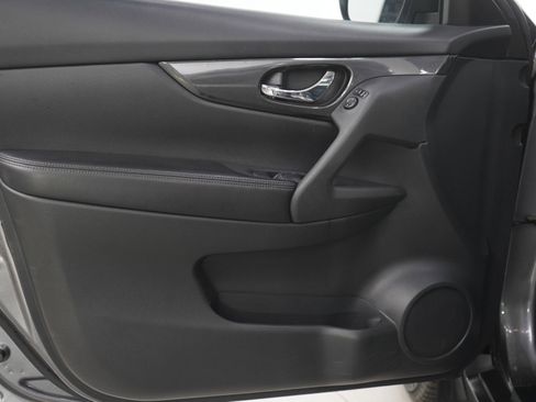 Used 2017 Nissan Rogue SL image 18