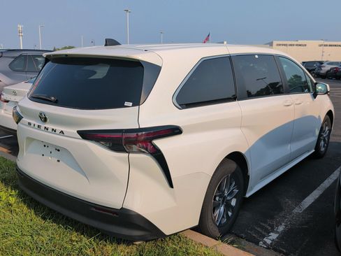 Used 2026 Toyota Sienna LE FWD image 4