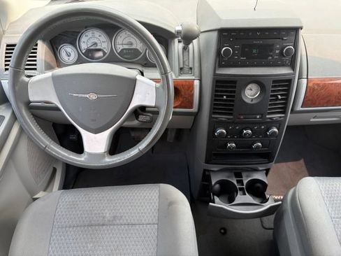Used 2008 Chrysler Town & Country Touring FWD image 3