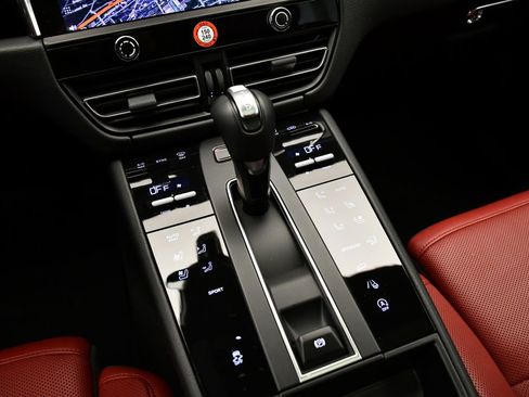 Used 2025 Porsche Macan image 32