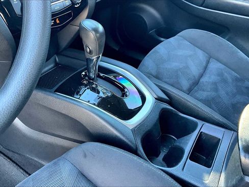 Used 2015 Nissan Rogue SV image 16