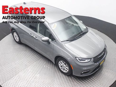 Used 2023 Chrysler Pacifica Touring-L FWD image 3
