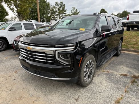 Used 2025 Chevrolet Suburban LT w/ Comfort Package RWD image 3