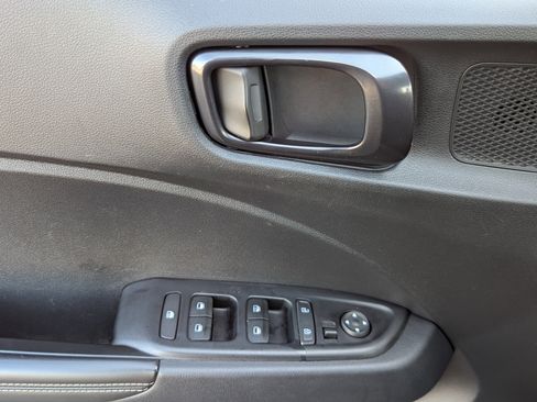 Used 2024 Hyundai Venue Limited image 14