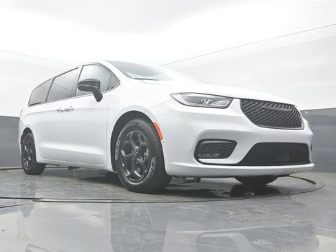 Used 2024 Chrysler Pacifica Limited FWD image 53