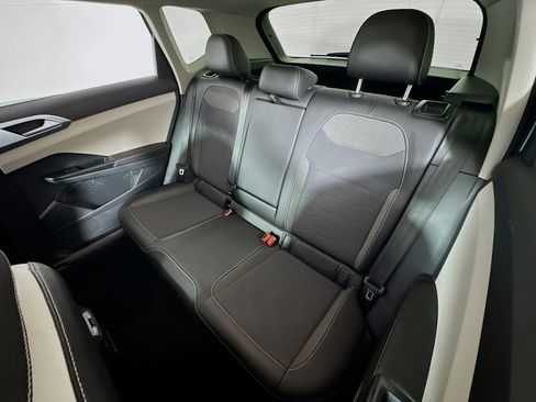 Used 2025 Volkswagen Taos SE image 21