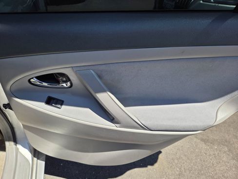 Used 2009 Toyota Camry LE FWD image 12