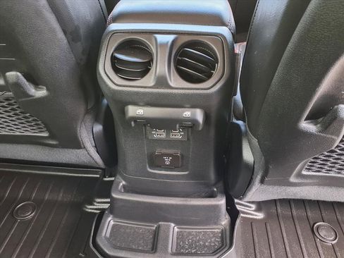 Used 2022 Jeep Wrangler Unlimited Rubicon w/ Cold Weather Group image 18