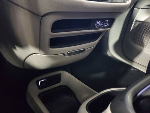 Used 2024 Chrysler Pacifica Touring-L FWD image 33
