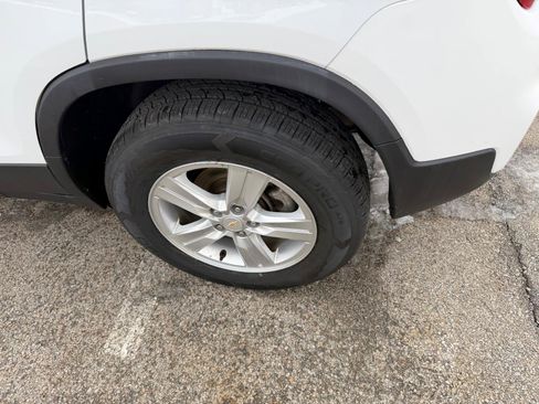 Certified 2022 Chevrolet Trax LS w/ Tint and Cruise Package image 28