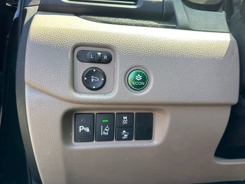 Used 2016 Honda Pilot Touring image 17