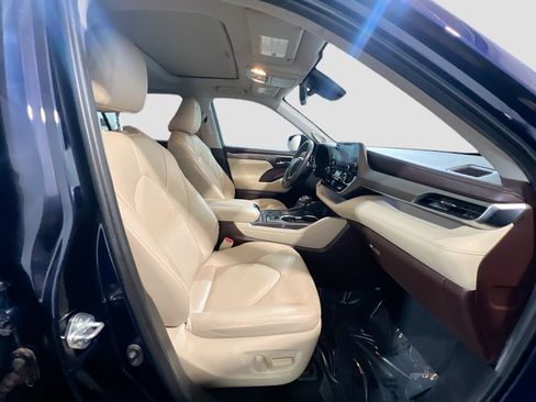 Used 2021 Toyota Highlander Limited FWD image 23