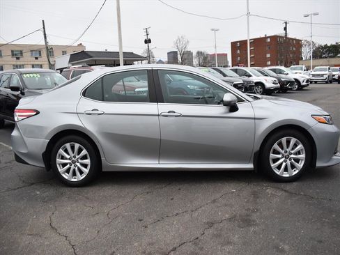 Used 2020 Toyota Camry LE image 4