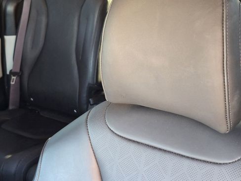 Used 2023 Kia Carnival EX image 13