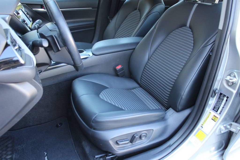 Used 2019 Toyota Camry SE w/ Convenience Package FWD image 11