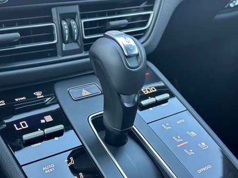 Certified 2025 Porsche Macan AWD/4WD image 24