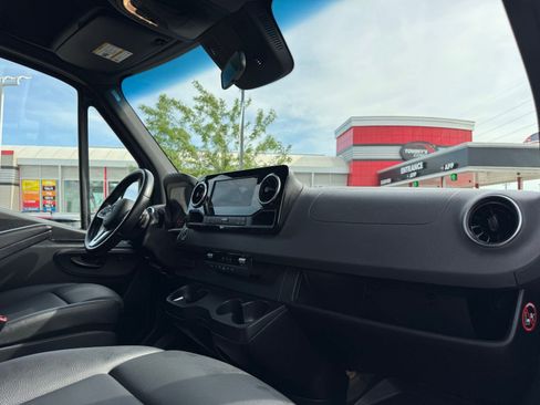 Used 2020 Mercedes-Benz Sprinter 2500 image 21